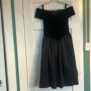Vintage Black Jennifer Moore Off Shoulder Velvet and Satin Dress - Size 6P